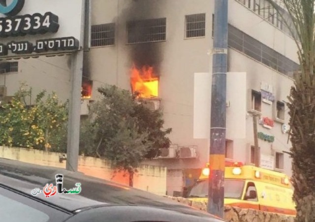 فيديو: اندلاع حريق كبير داخل طابق كامل في مبنى بالطيبة وأضرار جسيمة في المكان